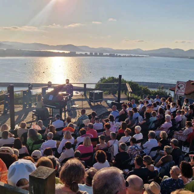 Anoche lo pasamos increíble con @soycarmenparis en Los Conciertos de La Atalaya de Noches Pejinas Cantabria. Cercana, divertida y con unas tablas en el escenario que quedaron patentes desde el primer minuto. Gracias a Carmen y a todos los que agotasteis las entradas para su concierto. ¡Vamos a por el siguiente!

➡️ Todos los conciertos, información y entradas en nochespejinascantabriainfinita.es

@cantabriaturismo @ayuntamientolaredo @russellsimoni @radiocostaesmeralda @vinilofm_cantabria @radiolaredo @11tvcantabria @copecantabria @delaredulintv @theimagos

#CantabriaInfinita #CantabriaApetece
#NochesPejinas #MúsicaEnVivo #MúsicaEnDirecto