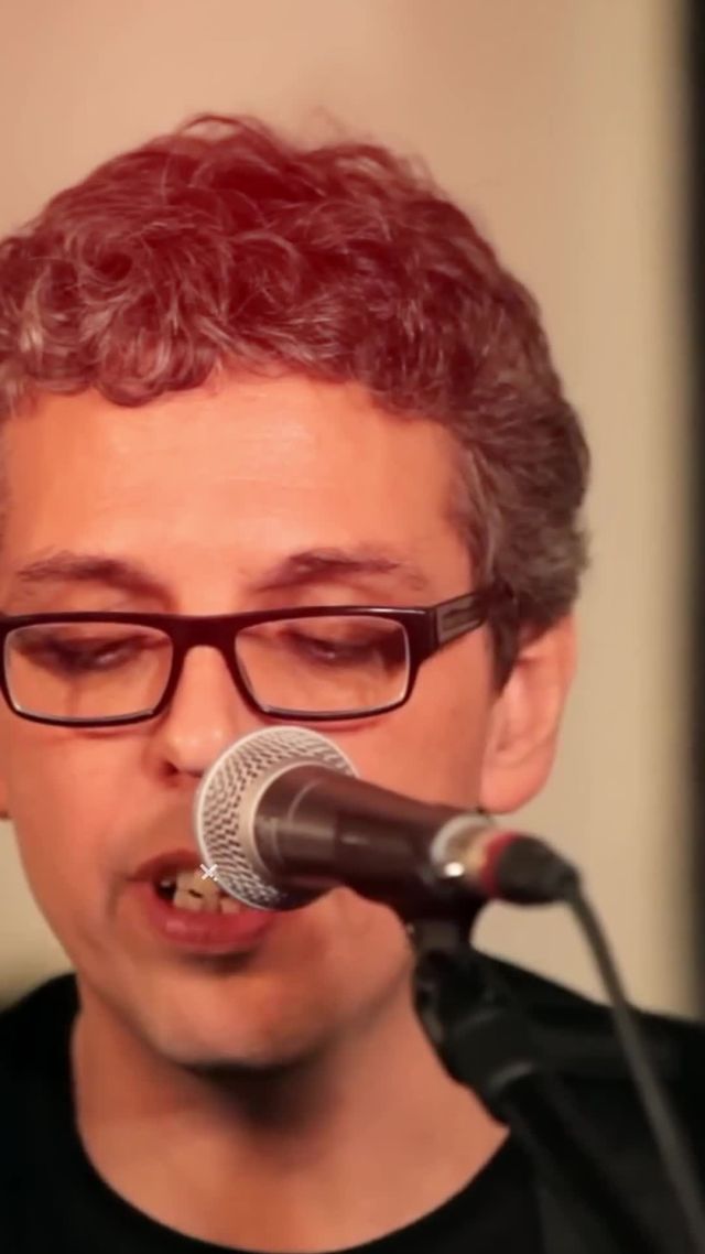 PEDRO GUERRA EN LOS CONCIERTOS DE LA ATALAYA
Este domingo 11 de agosto @pedro_guerra actuará en Los Conciertos de La Atalaya de Noches Pejinas Cantabria, en un concierto para el que ya ha agotado todas las localidades. Y no es para menos, porque es uno de los cantautores más icónicos de toda una generación y un artista consolidado, que ya desde adolescente decidió que su vocación estaba en la música. De hecho, con solo 18 años fue uno de los miembros fundadores del conocido Taller Canario, y ahí comenzó su andadura como uno de los mayores referentes de la Nueva Canción Canaria. Más de treinta años de trayectoria en los que ha sido nominado a los Goya y 3 veces a los Grammy Latino y en 2019 recibió El Premio Dial de Cadena Dial por su Trayectoria Artística. Este domingo, disfrutaremos de su música en La Atalaya de Laredo.

🕜𝐇𝐨𝐫𝐚𝐫𝐢𝐨𝐬:
18:00H - Apertura de puertas. Comienza a disfrutar con "Sunset Vibes & Lounge Music" by Russell Simoni
20:00H - Concierto Pedro Guerra
22:00H - Cierre del recinto
El acceso a La Atalaya será restringido a partir de las 15:00 H.

🚶‍♀️𝐀𝐜𝐜𝐞𝐬𝐨𝐬:
Como es habitual, el acceso a La Atalaya se hace 𝐚𝐧𝐝𝐚𝐧𝐝𝐨, está restringido el acceso con vehículos al ser un entorno natural. La ruta más corta a pie se realiza desde La Puebla Vieja, un paseo de unos 10 minutos. Recordad que la ruta cuenta con tramos de escaleras y es de subida. Os dejamos la ruta en Google Maps también para que sea más fácil ➡️ https://maps.app.goo.gl/aEu2Ji2rWvjc3Txs5

🌭𝐒𝐞𝐫𝐯𝐢𝐜𝐢𝐨𝐬:
En el recinto tendrás servicios de hostelería y aseos para poder disfrutar del evento y un entorno único.

@cantabriaturismo @ayuntamientolaredo @russellsimoni @radiocostaesmeralda @vinilofm_cantabria @radiolaredo @11tvcantabria @copecantabria @delaredulintv @theimagos

#CantabriaInfinita #CantabriaApetece
#NochesPejinas #MúsicaEnVivo #MúsicaEnDirecto