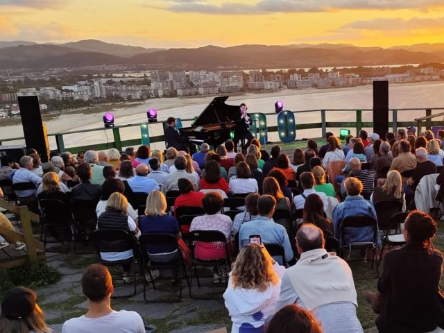 Los Conciertos de la Atalaya de Noches Pejinas Cantabria Infinita no pudieron tener un mejor final que el que nos ofrecieron @simantduo. El talento y la pasión que se desprendían de cada nota, la puesta de sol, y un público entregado. ¡Nos queda un sabor de boca espectacular!

@cantabriaturismo @ayuntamientolaredo @russellsimoni @radiocostaesmeralda @vinilofm_cantabria @radiolaredo @11tvcantabria @copecantabria @delaredulintv @theimagos @russelsimoni

#CantabriaInfinita #CantabriaApetece
#NochesPejinas #MúsicaEnVivo #MúsicaEnDirecto